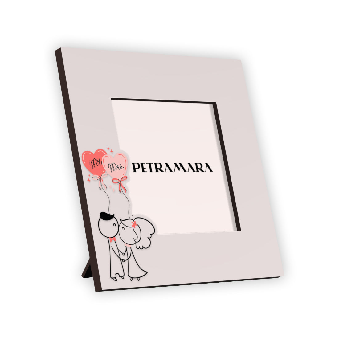 Portafoto in legno bianco vista laterale con coppia di sposi disegnata a tratto, palloncini cuore rosa con scritte Mr e Mrs, regalo matrimonio