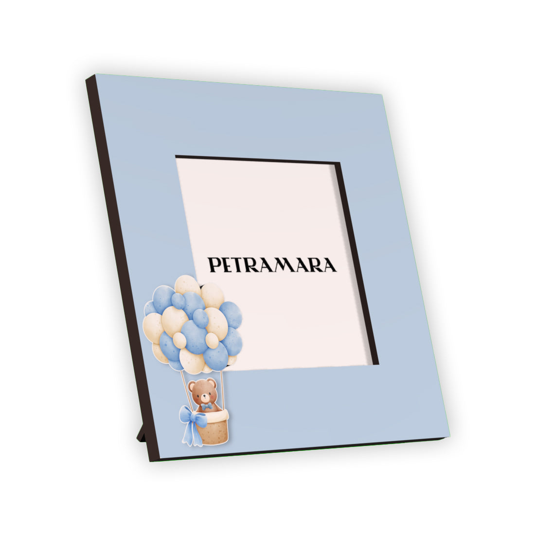 Portafoto in legno azzurro polvere vista laterale con orsetto teddy in cestino decorato da fiocco azzurro e mongolfiera di palloncini celesti e avorio