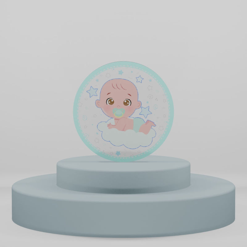 Magnete in legno con neonato su nuvola, ciuccio azzurro e stelle celesti. Ideale come bomboniera per nascita o battesimo bimbo.