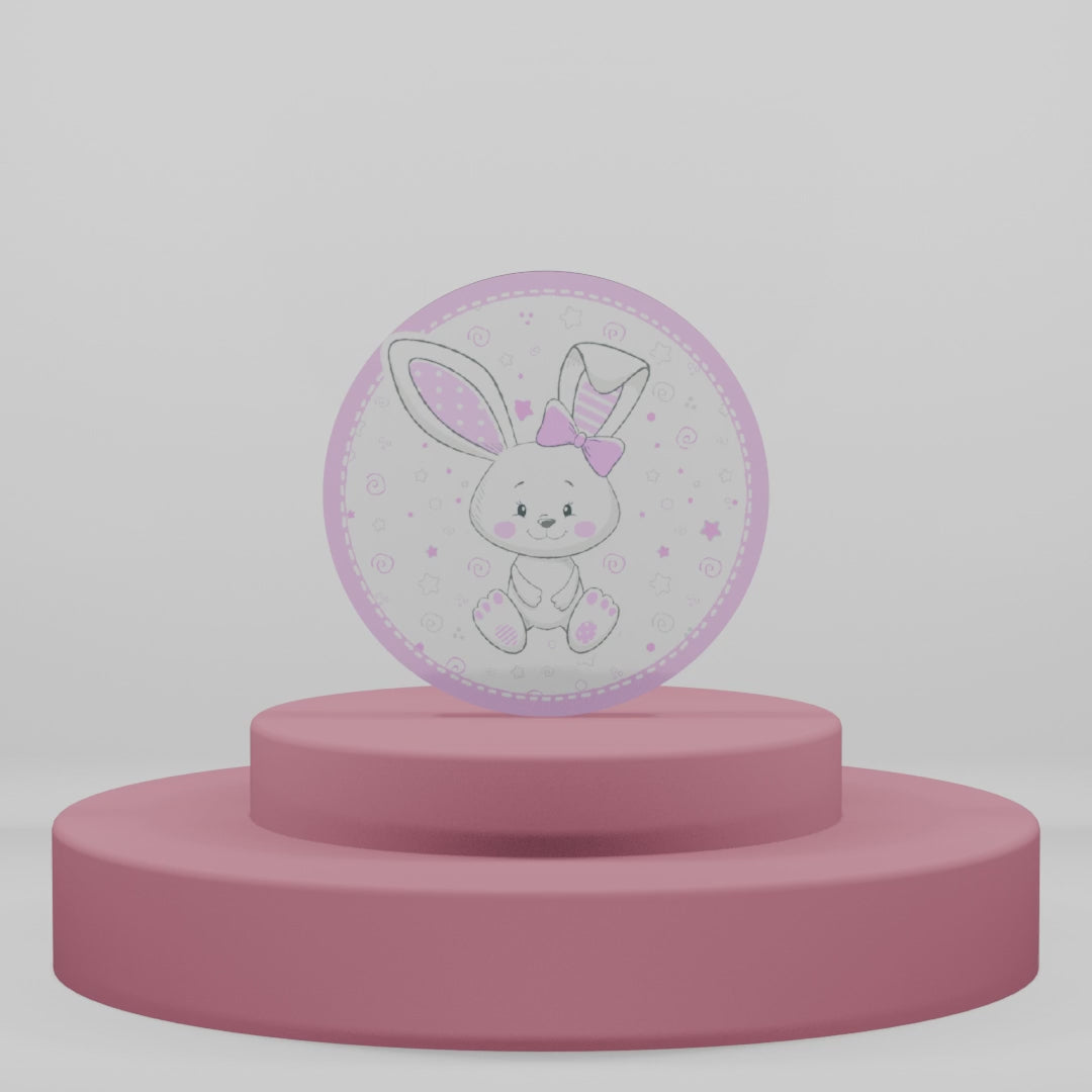 Carica video: Magnete tondo in legno con coniglietto bianco, fiocco rosa e stelle. Bomboniera artigianale per nascita o battesimo bimba su base circolare rosa.