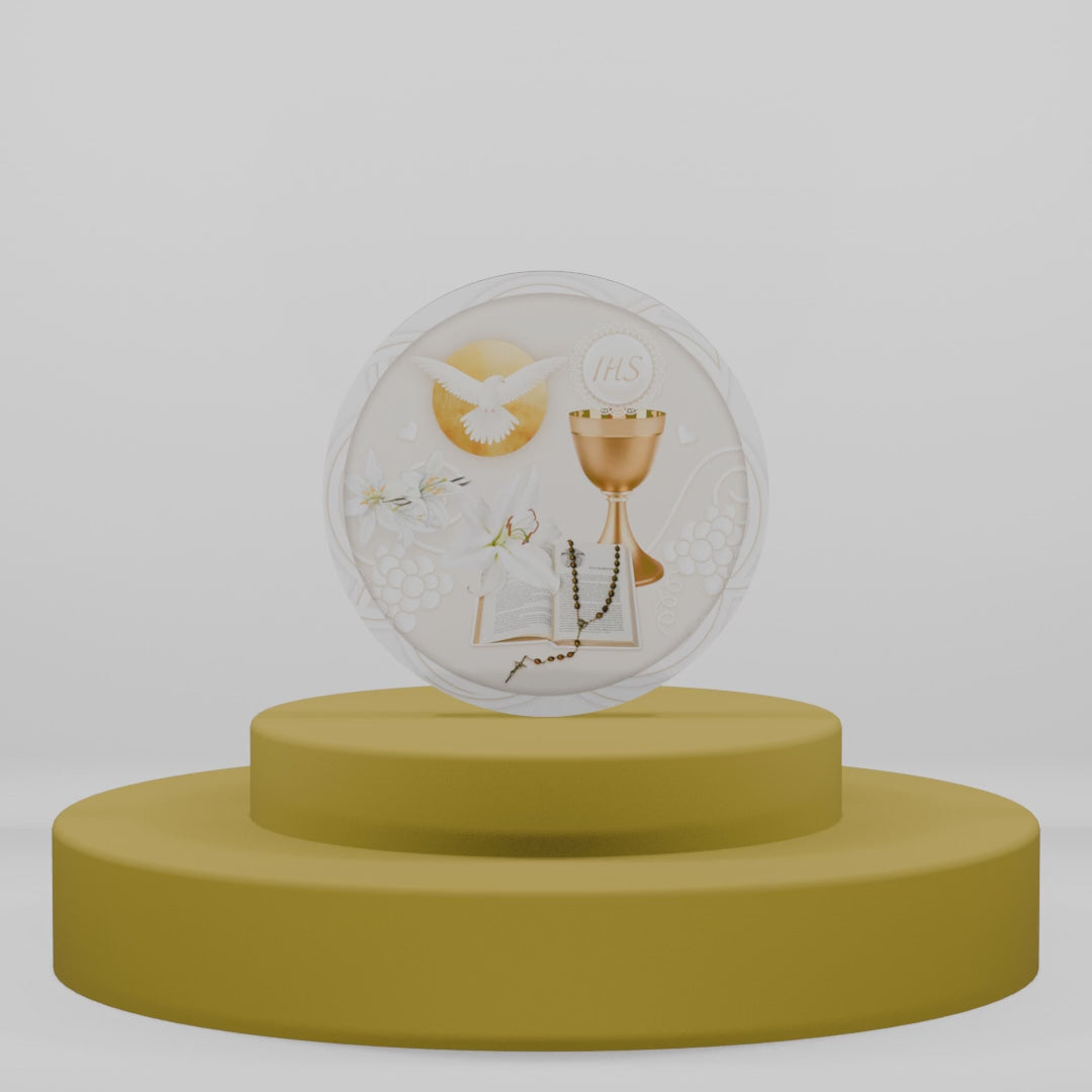 Carica video: Magnete in legno per Prima Comunione con calice dorato, ostia IHS, colomba e Vangelo. Ricordo sacro per cerimonia religiosa.