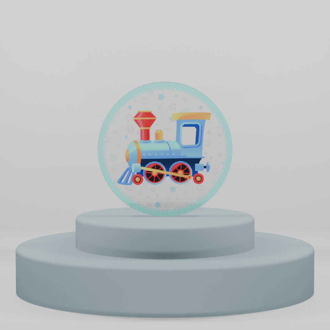 Carica video: Calamita tonda in legno con trenino a vapore blu e ruote rosse, sfondo azzurro con stelline bianche e dettagli grafici per cameretta.