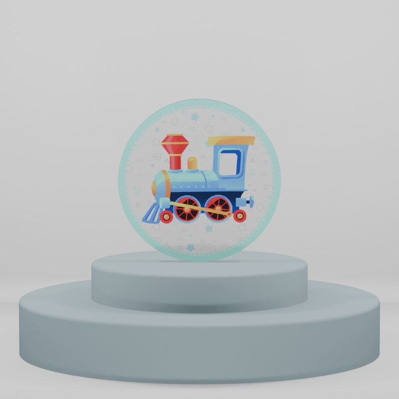 Calamita tonda in legno con trenino a vapore blu e ruote rosse, sfondo azzurro con stelline bianche e dettagli grafici per cameretta.