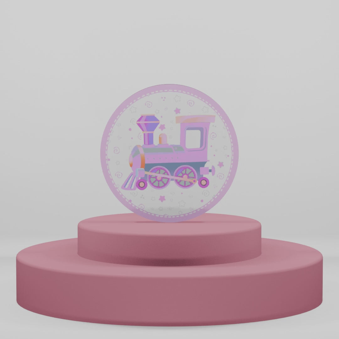 Carica video: Calamita in legno circolare con locomotiva rosa e viola, decorata con stelle e pois su fondo pastello ideale come bomboniera o regalo.