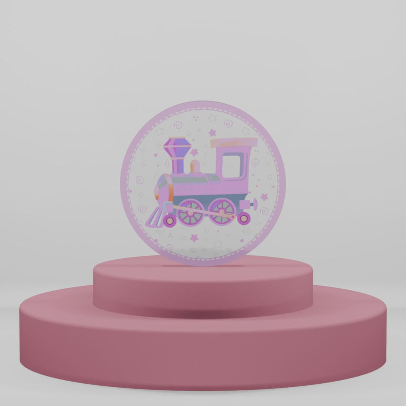 Calamita in legno circolare con locomotiva rosa e viola, decorata con stelle e pois su fondo pastello ideale come bomboniera o regalo.