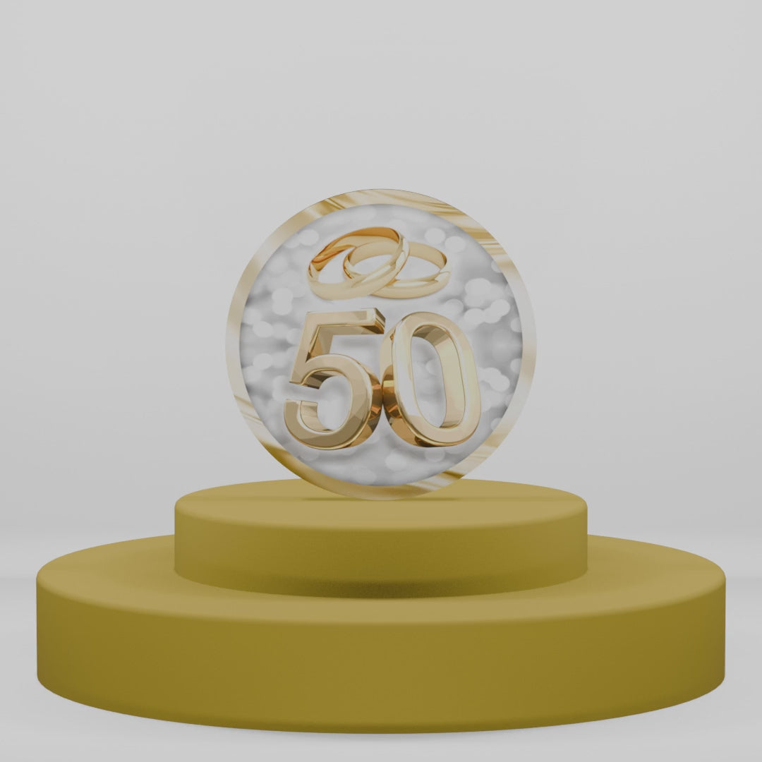 Carica video: Calamita in legno per 50 anni di matrimonio con fedi dorate e numero 50. Elegante bomboniera per anniversario nozze d'oro su base gialla