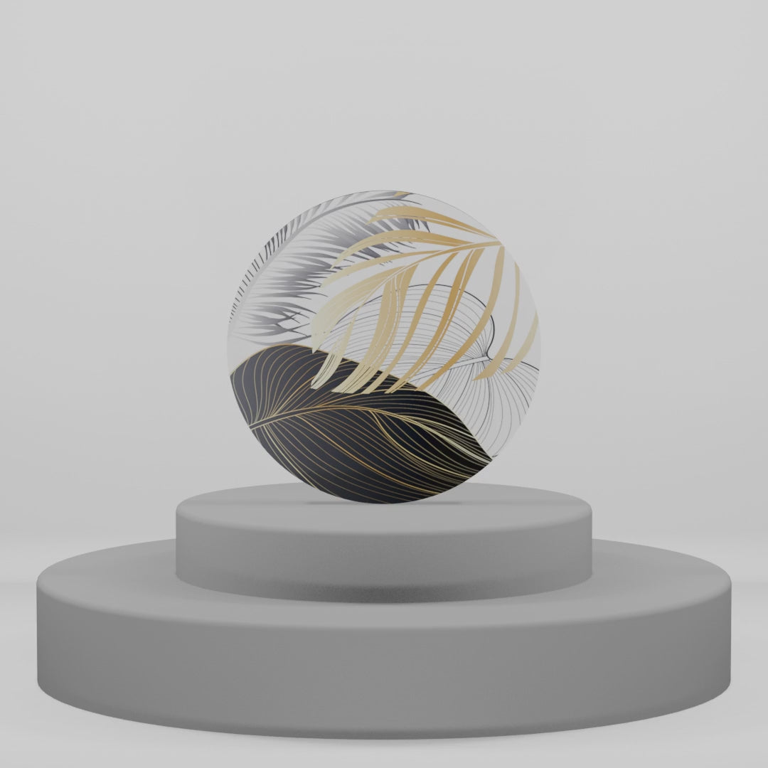 Carica video: Calamita in legno con foglie tropicali oro, argento e nere. Design moderno ed elegante per bomboniere o segnaposti originali su base grigia.