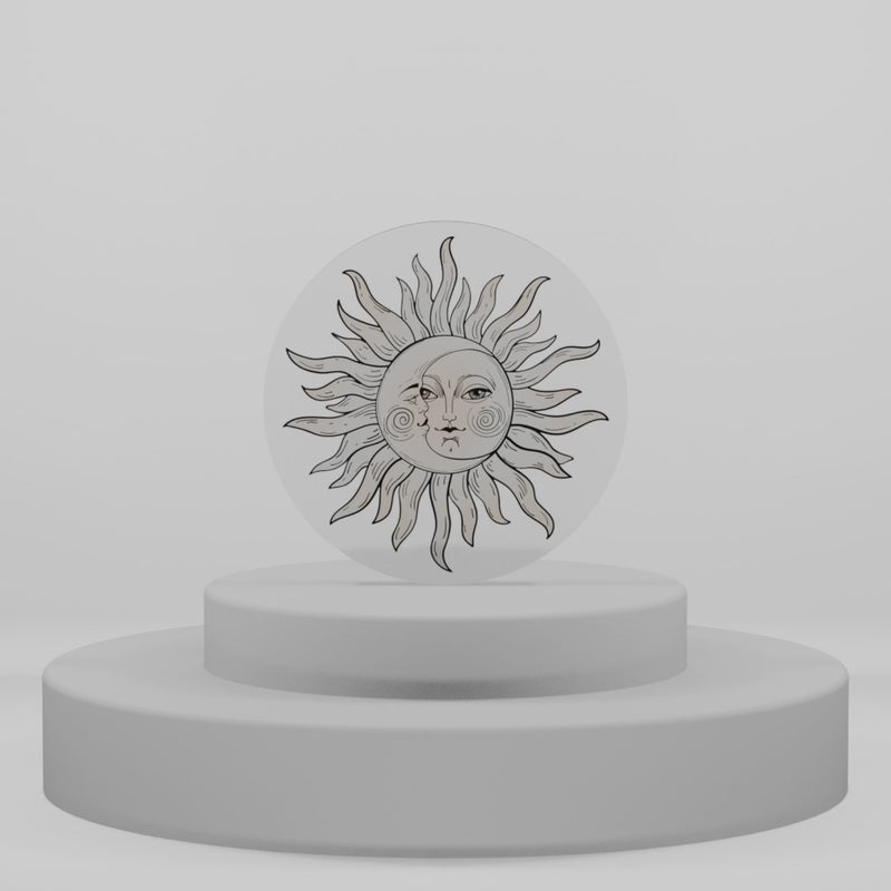 Magnete in legno con grafica artistica di sole e luna intrecciati, dettagli dei volti definiti in bianco e nero, complemento d'arredo dal gusto moderno.