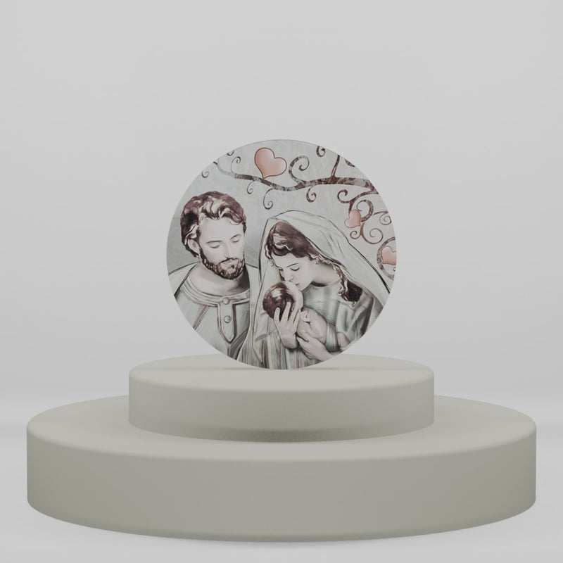 Magnete in legno circolare con illustrazione della Sacra Famiglia sotto rami decorati con cuori, ideale come bomboniera religiosa o regalo natalizio.