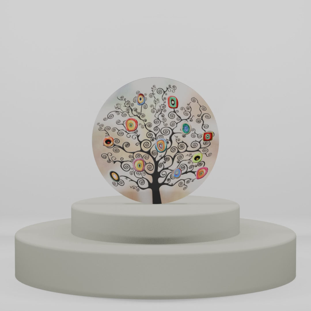 Carica video: Magnete discoidale in legno con albero ornamentale a spirali e icone geometriche colorate su fondo sfumato beige e panna.