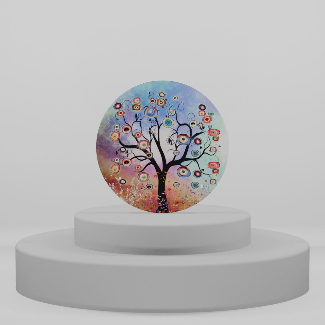 Carica video: Magnete in legno tondo con albero della vita dai rami neri e chioma di cerchi multicolore su sfondo artistico sfumato viola e arancio.