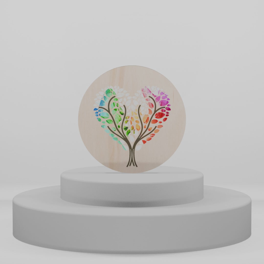 Carica video: Magnete in legno "Radici d'Amore" - Albero della Vita a Cuore con Foglie Arcobaleno (confezione 12pz)