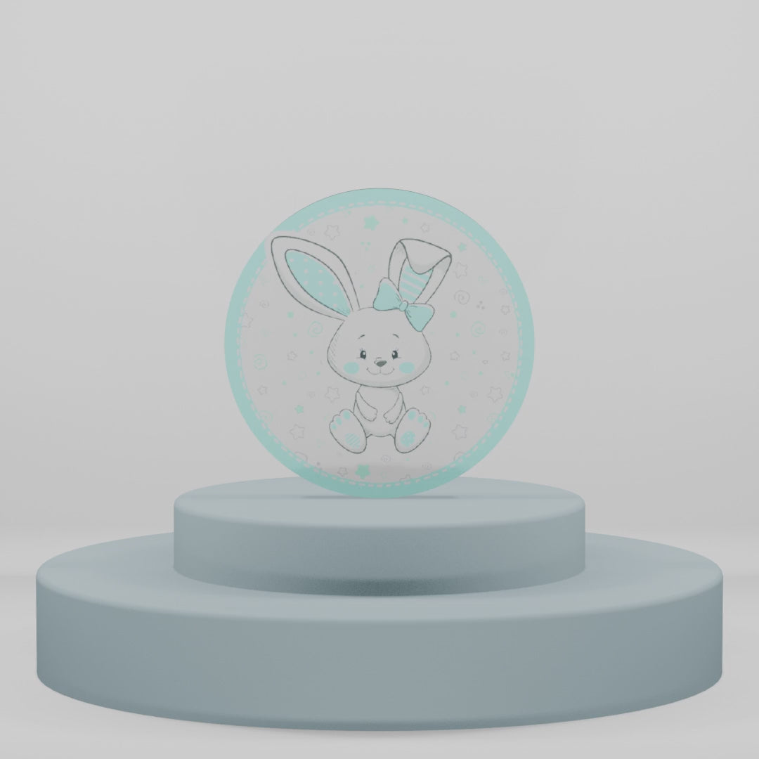 Carica video: Calamita tonda in legno con coniglietto bianco e fiocco azzurro. Decorazione per bomboniere di nascita o battesimo bambino su piedistallo celeste.