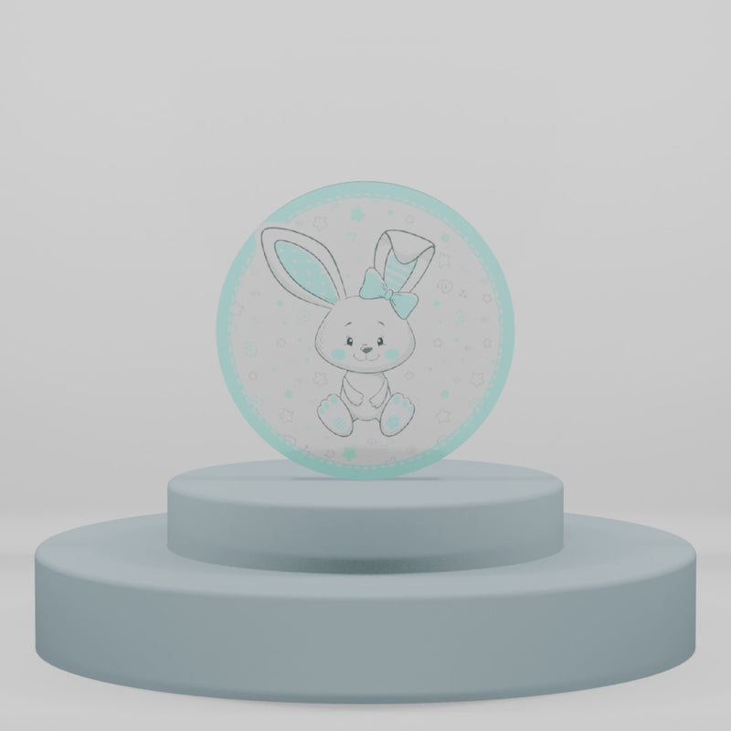 Calamita tonda in legno con coniglietto bianco e fiocco azzurro. Decorazione per bomboniere di nascita o battesimo bambino su piedistallo celeste.