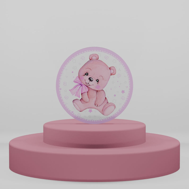 Magnete tondo in legno con orsacchiotta rosa e grande fiocco. Decorazione delicata per bomboniere nascita e regali bimba su base circolare.