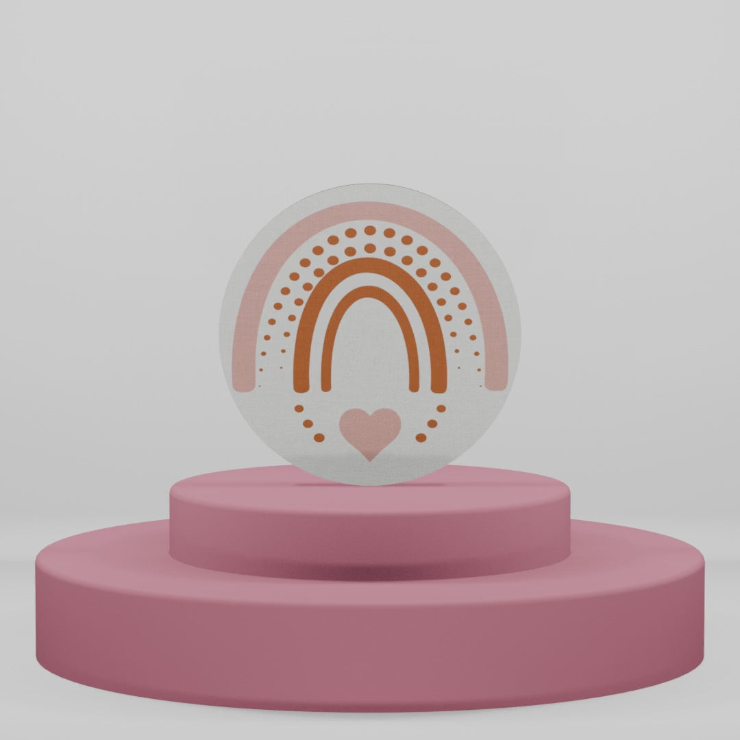 Carica video: Magnete in legno "Love Arc" - Arcobaleno Boho con Cuore Rosa su Fondo Crema (confezione da 12pz)