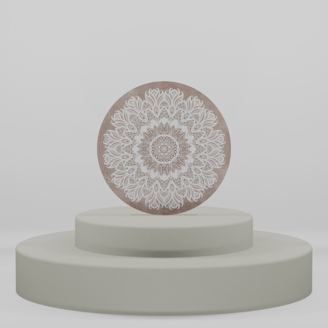 Carica video: Calamita tonda in legno con decoro mandala bianco effetto pizzo su fondo naturale. Bomboniera boho chic o elemento decorativo per la casa.