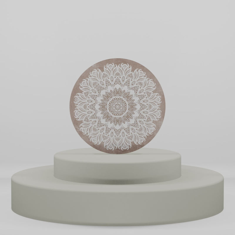 Calamita tonda in legno con decoro mandala bianco effetto pizzo su fondo naturale. Bomboniera boho chic o elemento decorativo per la casa.