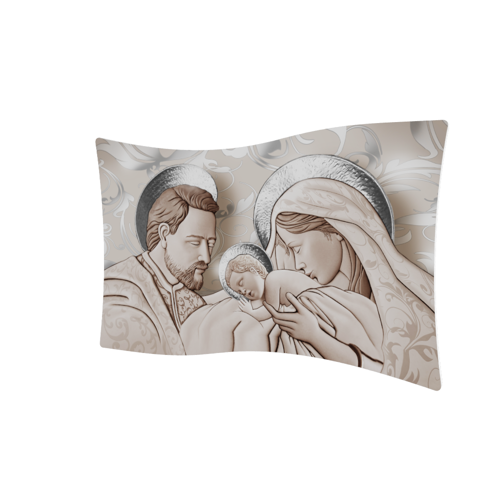 Modello 3D capezzale ondulato: Sacra Famiglia con aureole argento, Maria bacia il Bambino; sfondo beige con arabeschi.