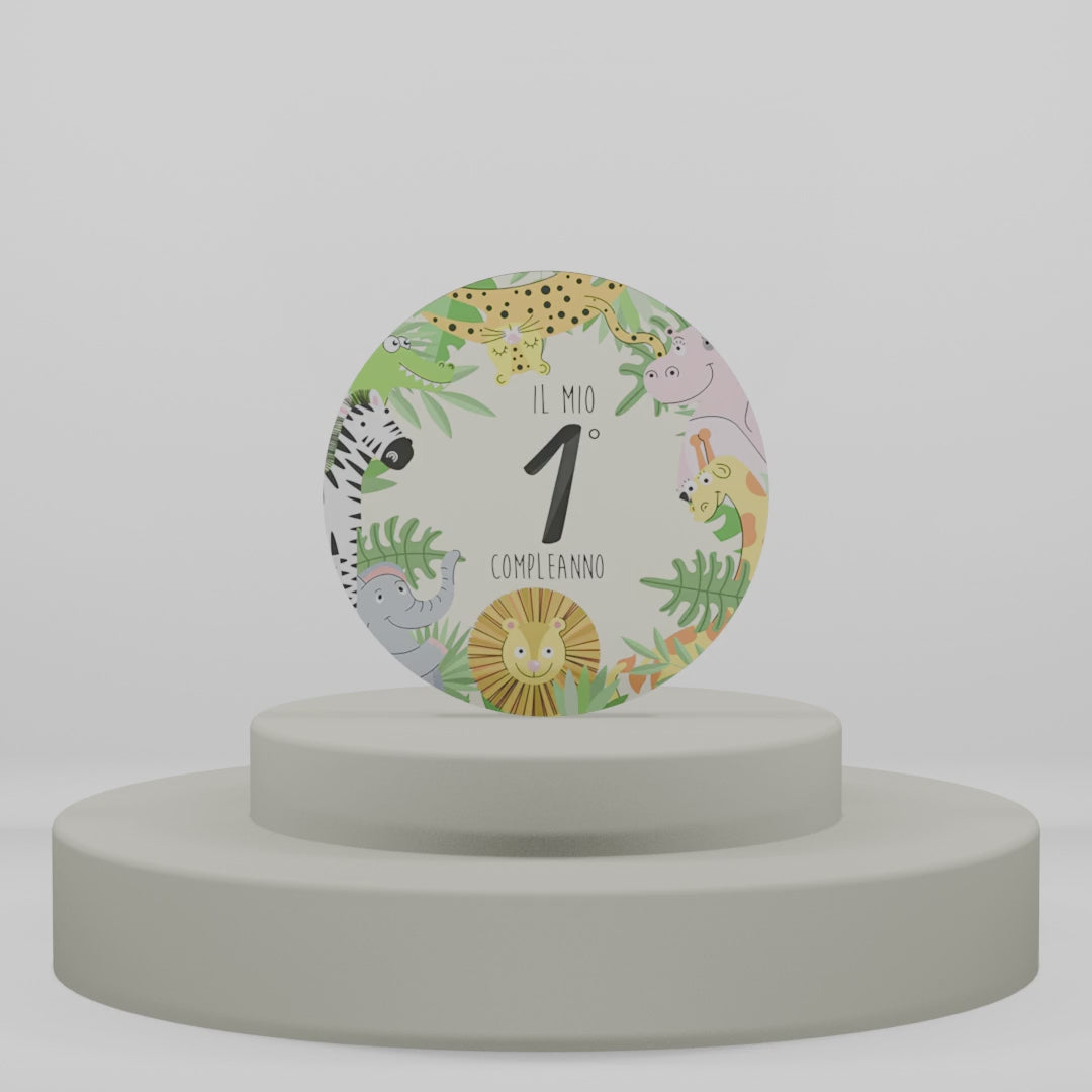 Carica video: Magnete in legno per primo compleanno con numero 1 e animali della savana come leone e zebra, ideale per decorazioni e gadget di feste per bambini.