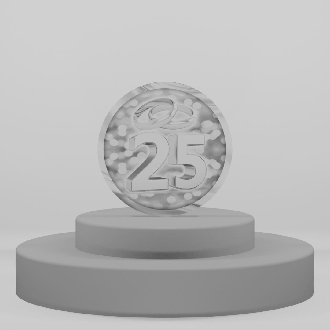 Carica video: Magnete in legno per 25 anni di matrimonio con fedi intrecciate e numero argento. Bomboniera per anniversario nozze d'argento su fondo bokeh.