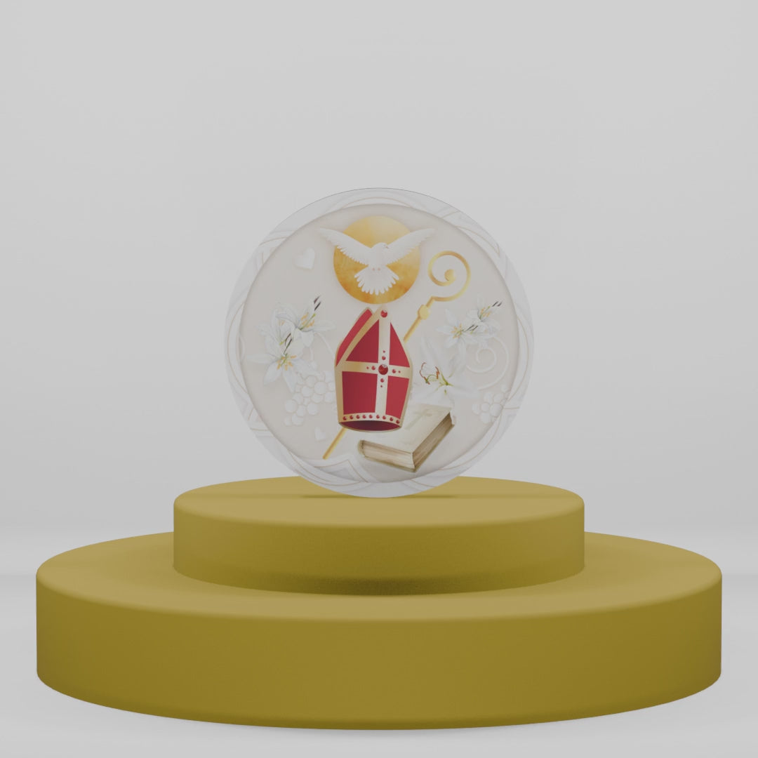 Carica video: Magnete tondo in legno per Cresima con mitra rossa, pastorale dorato e colomba bianca. Bomboniera per sacramento della Confermazione con icone sacre.