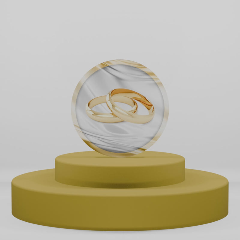 Calamita in legno con fedi nuziali d'oro intrecciate su fondo effetto seta. Idea segnaposto o bomboniera per matrimonio ed anniversari di nozze.