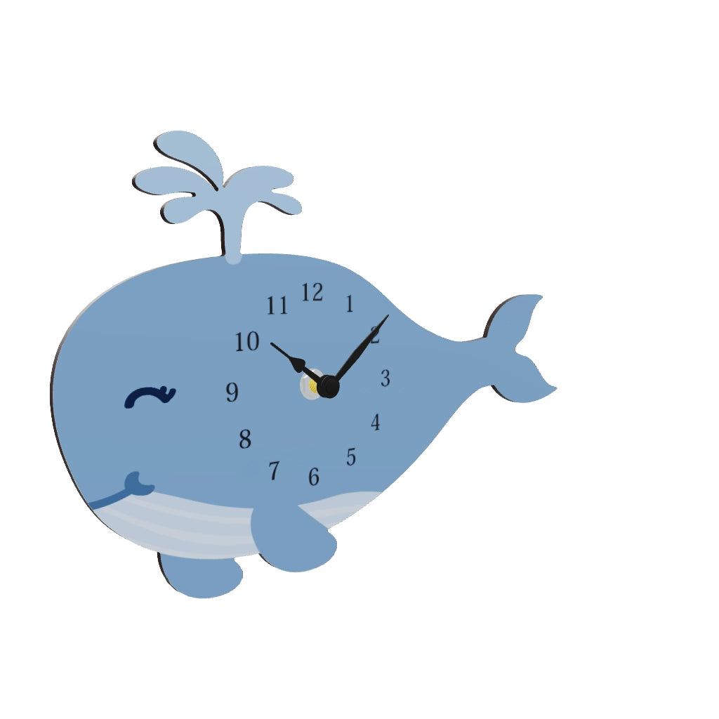 Modello 3D di orologio da muro a forma di dolce balena azzurra con spruzzo d'acqua, sorriso e pancia a righe. Numeri arabi neri centrali.