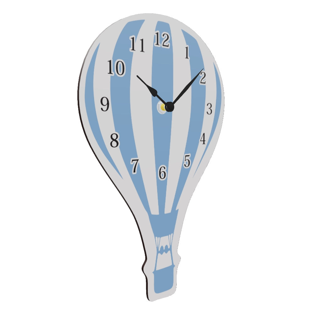 Modello 3D orologio da parete a forma di mongolfiera con strisce verticali azzurre e panna, cesto inferiore e quadrante con numeri arabi.