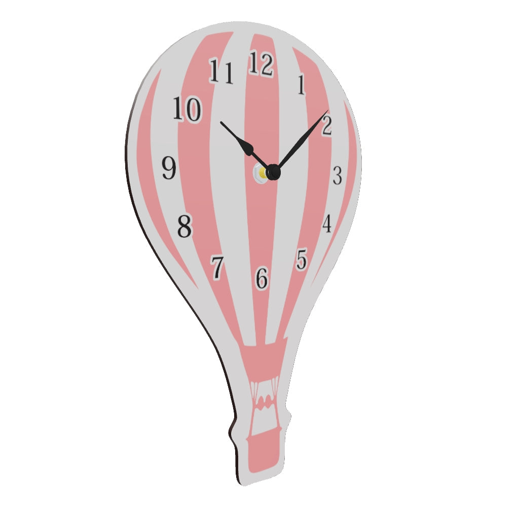 Modello 3D di orologio a muro a mongolfiera con fasce rosa e panna. Quadrante centrale con numeri arabi neri e cestello inferiore.