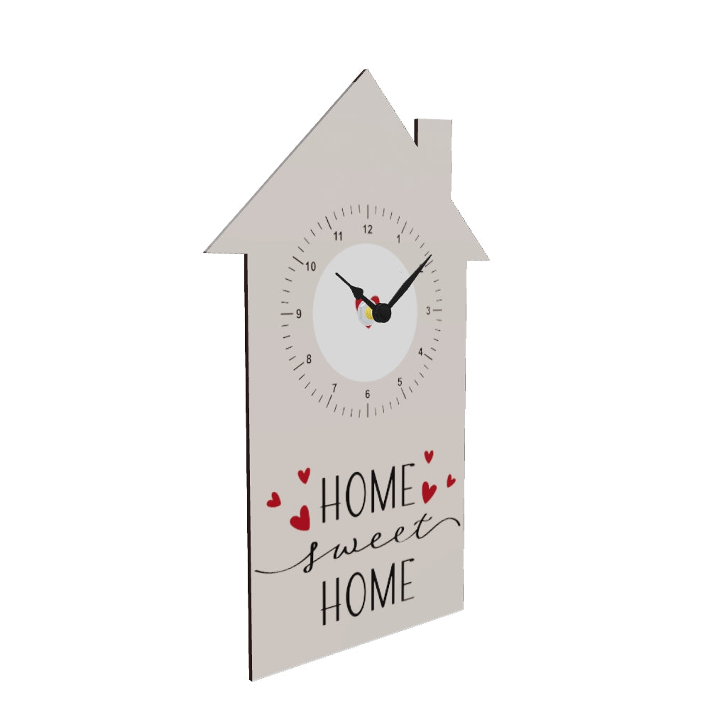 Modello 3D orologio da muro a forma di casa beige. Quadrante con cuore rosso. In basso la scritta HOME sweet HOME decorata con cuoricini.