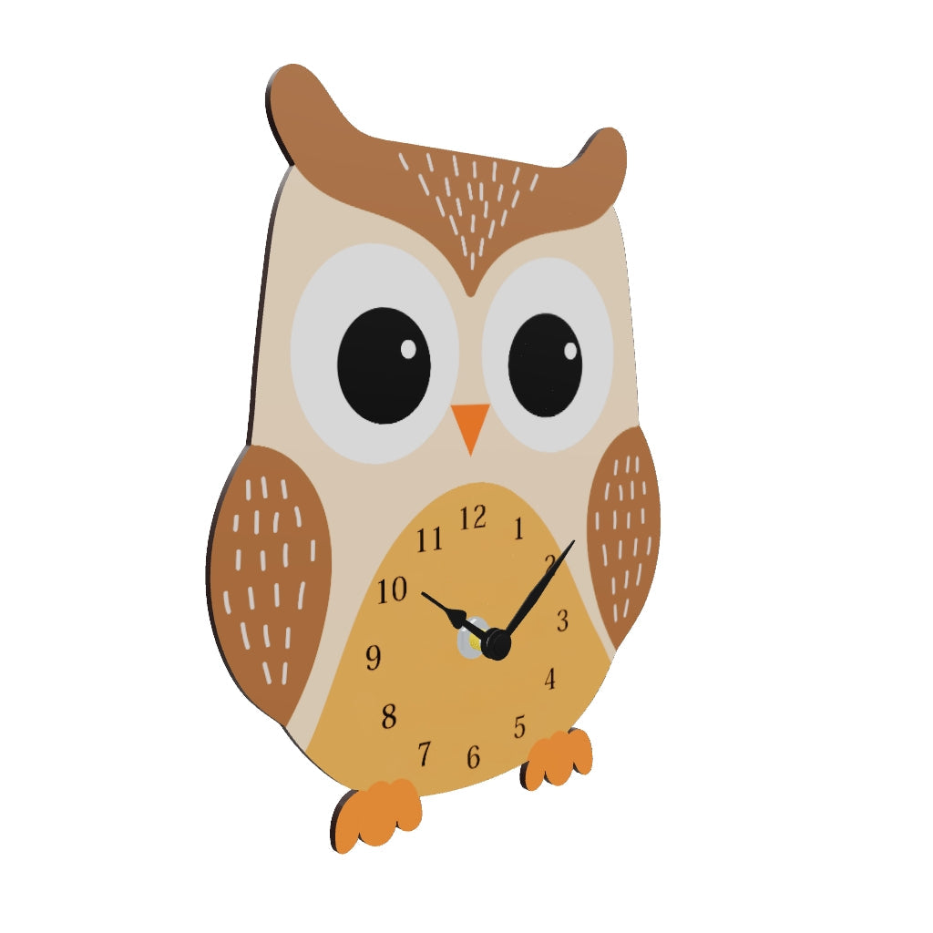 Modello 3D di orologio da parete a forma di gufo beige e marrone. Quadrante sul pancione arancione con numeri arabi e lancette nere.