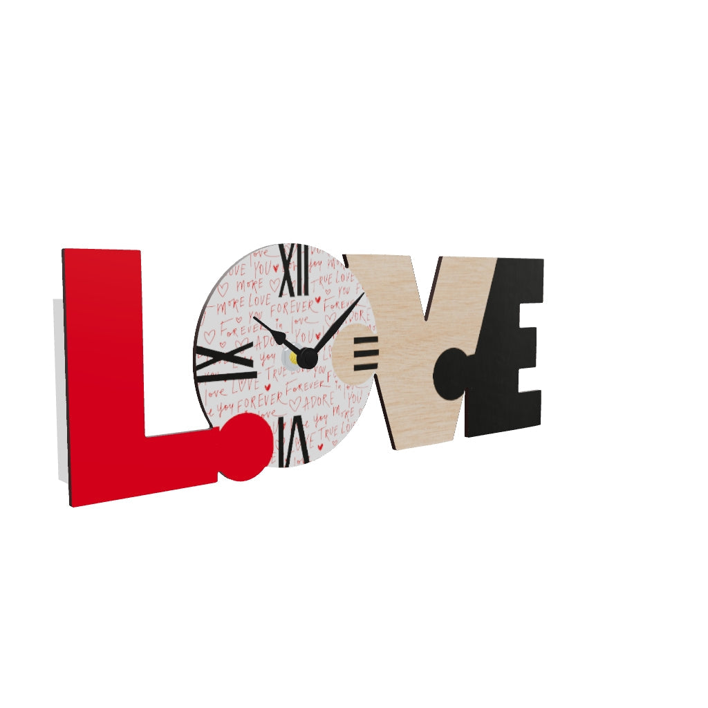 Modello 3D orologio a muro puzzle con scritta LOVE. Lettere in rosso, legno e nero. La O è un quadrante con numeri romani e scritte d'amore.
