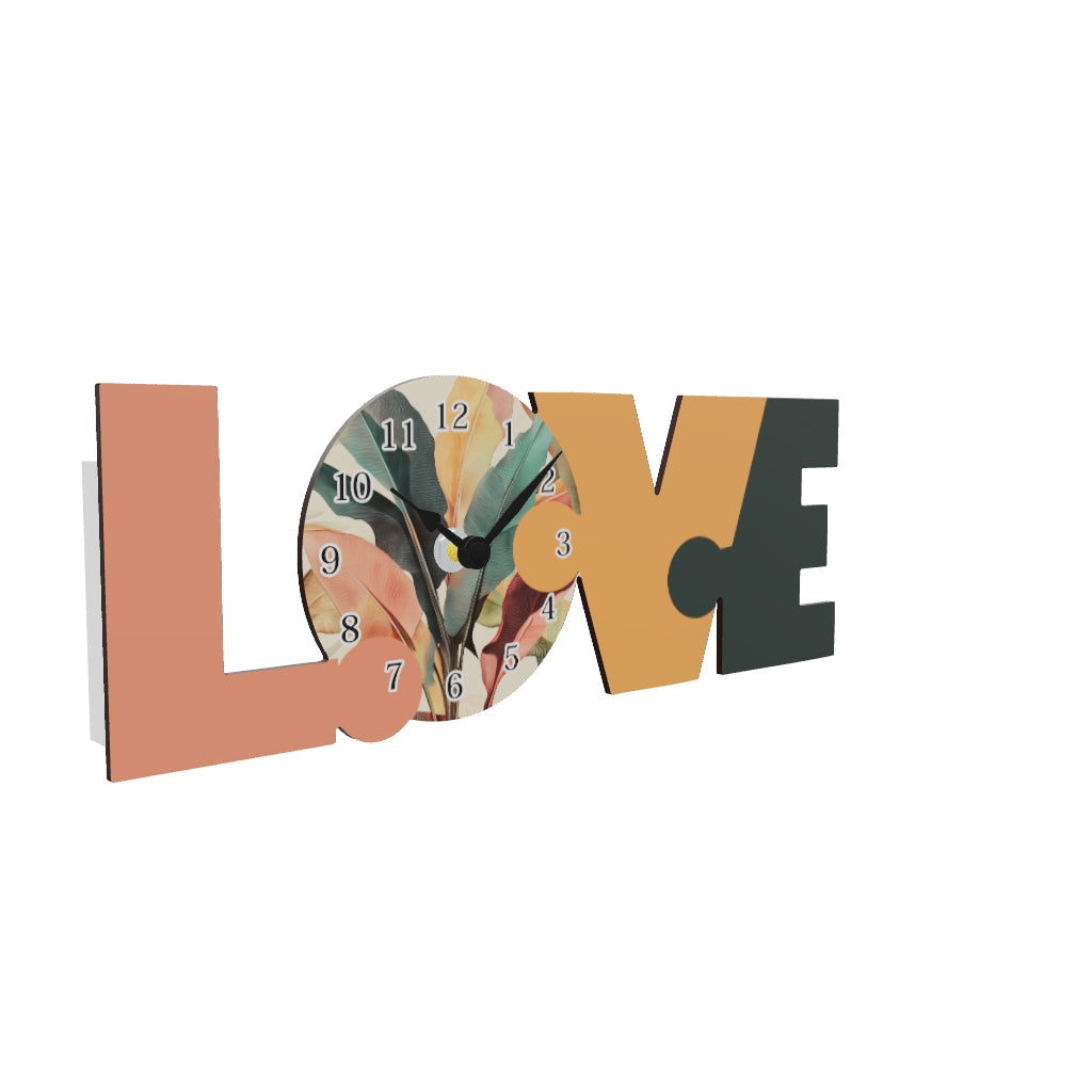 Modello 3D orologio da parete puzzle LOVE. Lettere salmone, arancio e grigio. Il quadrante centrale O ha un motivo a foglie tropicali.