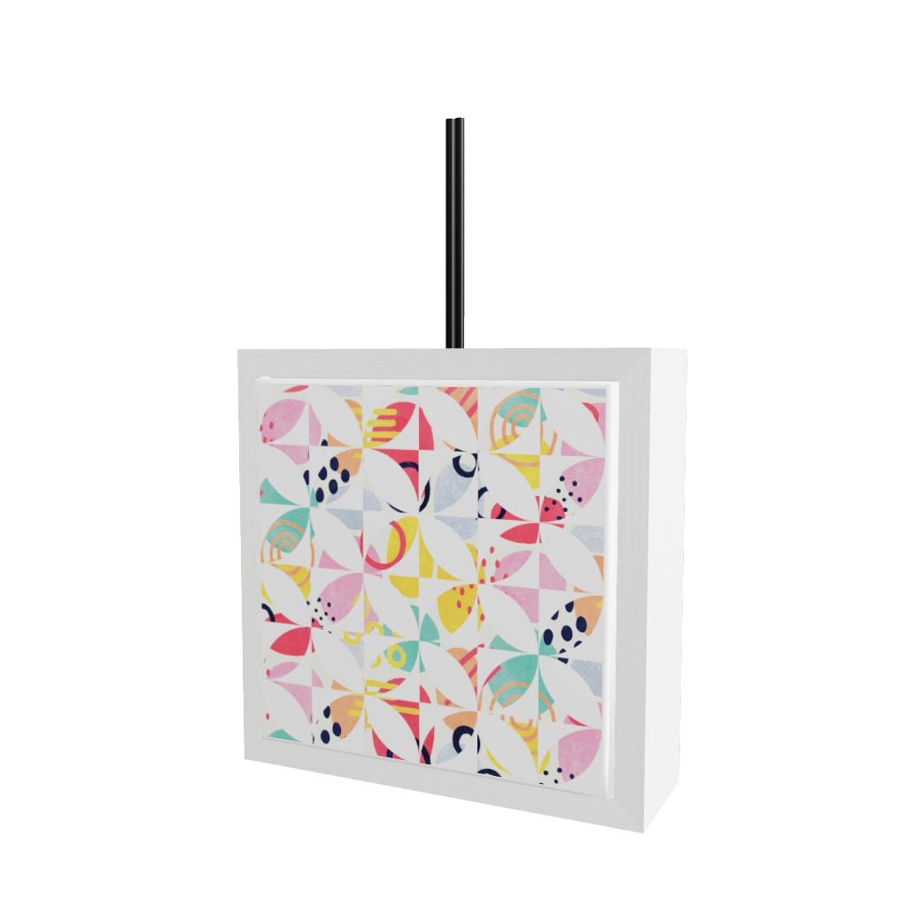 Modello 3D profumatore ceramica bianco con piastrella geometrica multicolore, motivo a petali in rosa, turchese, giallo e blu navy su sfondo bianco, reed neri