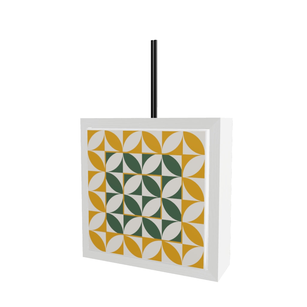 Modello 3D profumatore ceramica bianco con piastrella geometrica a petali ripetuti in giallo ocra e verde scuro su sfondo bianco, bastoncini reed neri