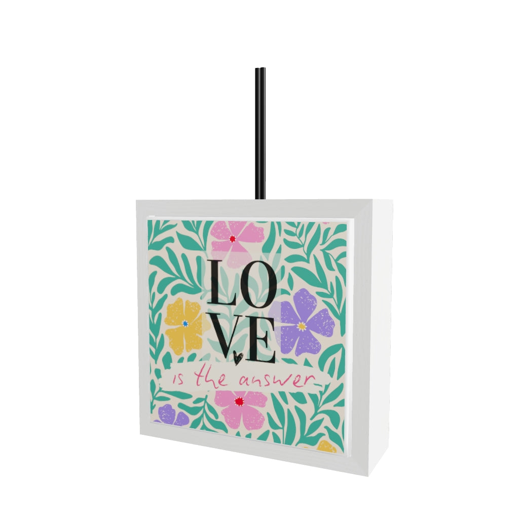 Modello 3D profumatore ceramica bianco con piastrella floreale tropicale rosa, viola e arancio, foglie verdi e scritta "LOVE is the answer", reed neri