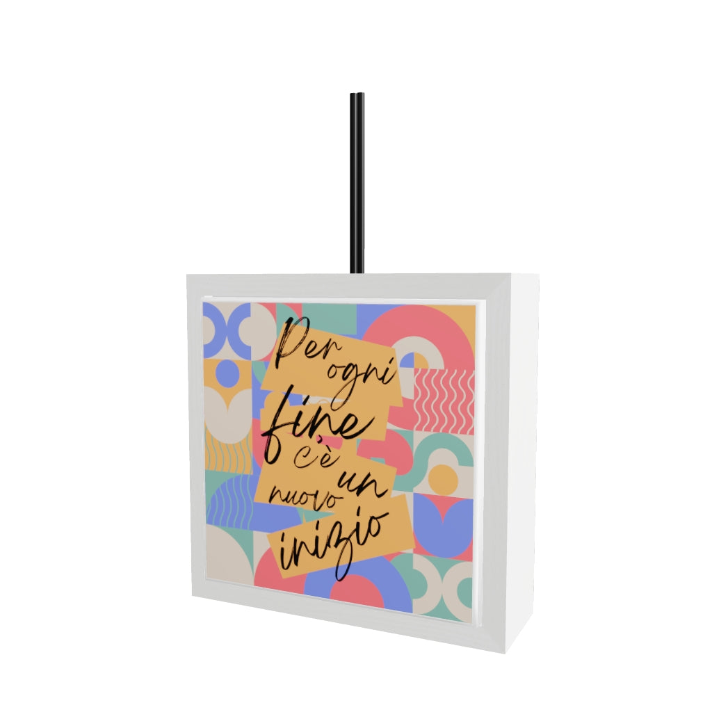 Modello 3D profumatore ceramica bianco con piastrella geometrica astratta arancio, blu, rosa e turchese, scritta "Per ogni fine c'è un nuovo inizio", reed neri