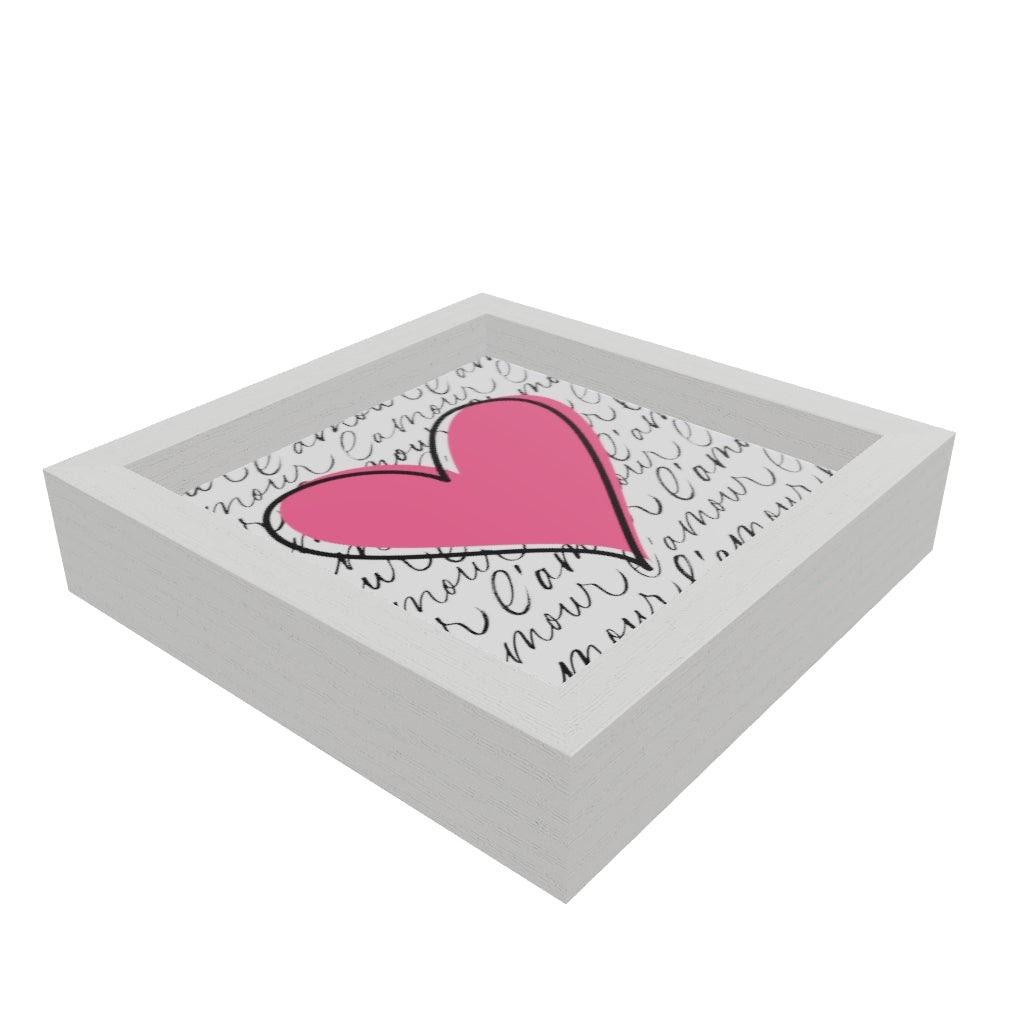 Modello 3D di uno svuotatasche bianco con decorazione di grande cuore rosa e testo corsivo 'amour' ripetuto. Regalo per arredamento casa. 