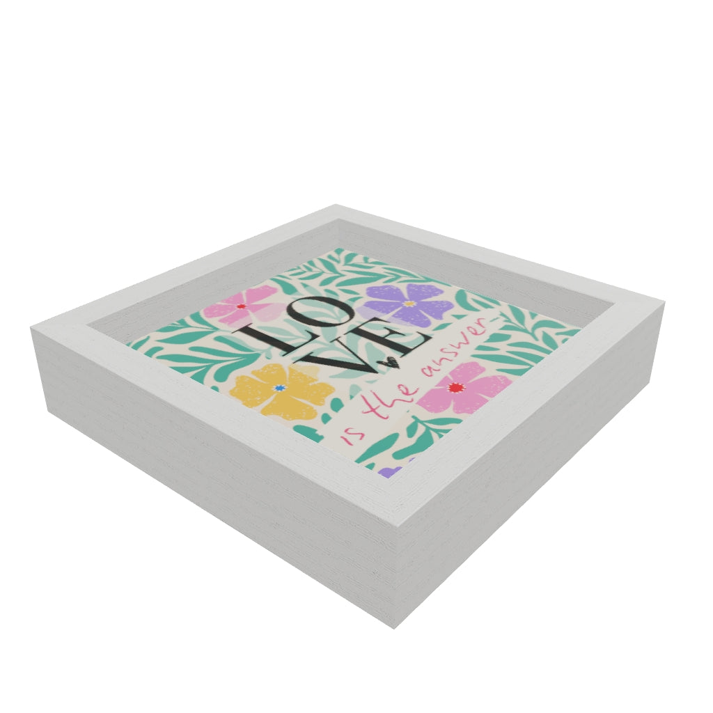 Modello 3D di uno svuotatasche bianco con scritta 'LOVE is the answer' e motivo botanico floreale color pastello. Design moderno per ingresso. 