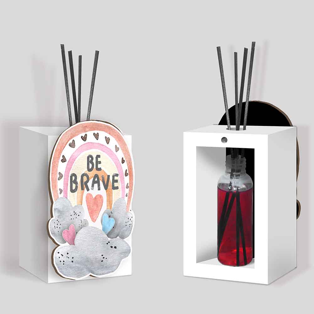 Profumatore bomboniera in legno con scritta 'Be Brave' dal design motivazionale, accompagnato da nuvole ed un arcobaleno di cuori.