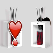 Profumatore bomboniera in legno con un grande cuore intagliato al centro, circondato da una sfera sotto di lui, come se indicasse un interrogazione.