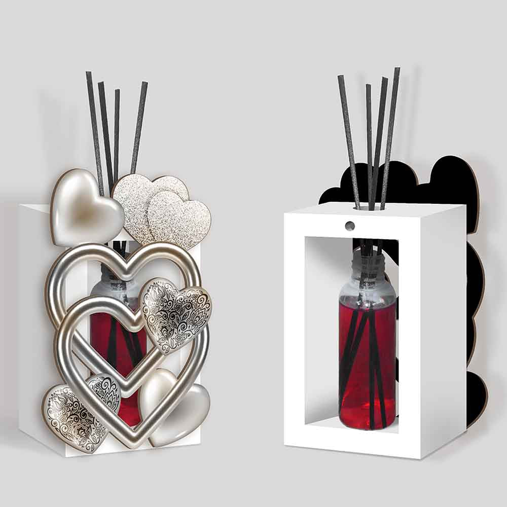 Profumatore bomboniera in legno con più cuori intrecciati intagliati nel pannello frontale, simbolo di amore e affetto.