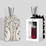 Profumatore bomboniera in legno con la sagoma intagliata della Sacra Famiglia sotto un albero, che rappresenta l'unione e l'amore familiare.