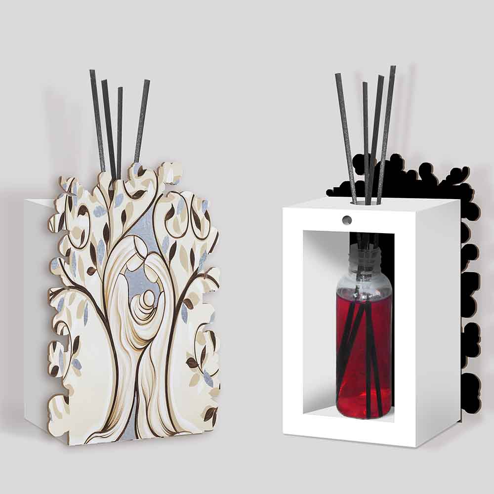 Profumatore bomboniera in legno con la sagoma intagliata della Sacra Famiglia sotto un albero, che rappresenta l'unione e l'amore familiare.