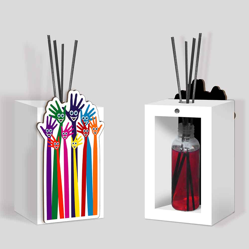 Profumatore bomboniera in legno con impronte di mani colorate sovrapposte, simbolo di creatività e unione.