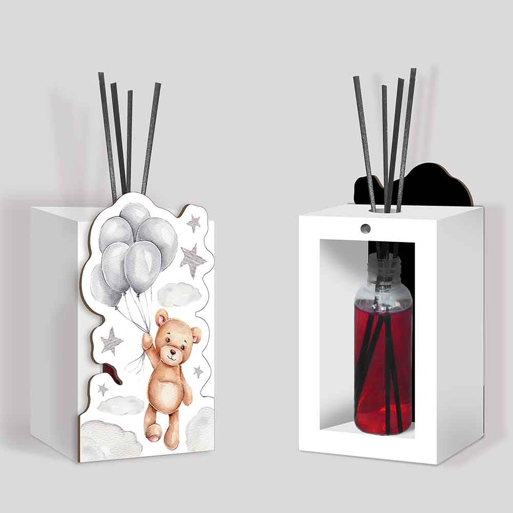 Profumatore bomboniera in legno con dolce orsacchiotto che tiene palloncini, intagliato su pannello frontale con dettagli teneri.