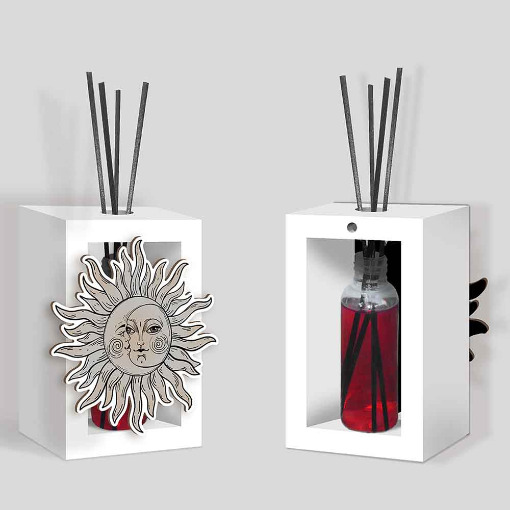 Profumatore bomboniera in legno con incisione di sole e luna intrecciati, raffigurando l'alternanza tra luce e oscurità.