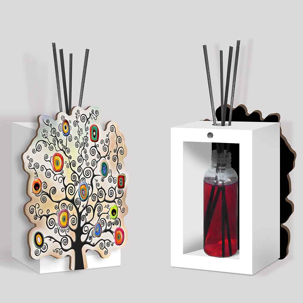 Profumatore bomboniera in legno con albero della vita intagliato su pannello frontale, con rami stilizzati.