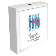 Profumatore ceramica bianco con quattro pesci blu decorati con dettagli rossi, accompagnati dalla frase 'La felicità è reale solo se condivisa'.